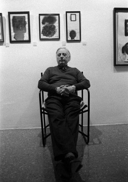El pintor Grau-Garriga en la galería Canal de San Cugat del Vallés, en 1996.