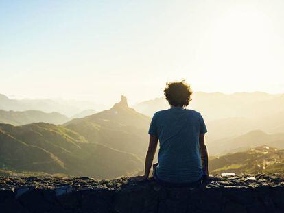 Un hombre mira el atardecer en Gran Canaria, España. 