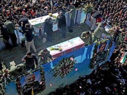 Cientos de personas se congregan alrededor de un vehículo que transporta el ataúd del general iraní Qasem Soleimani, este martes.
