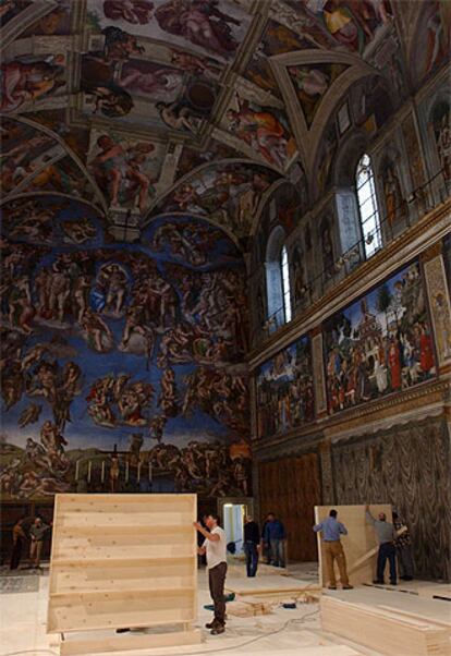 Foto cedida por <i>L'Osservatore Romano</i> que muestra los preparativos en la Capilla Sixtina para el cónclave.