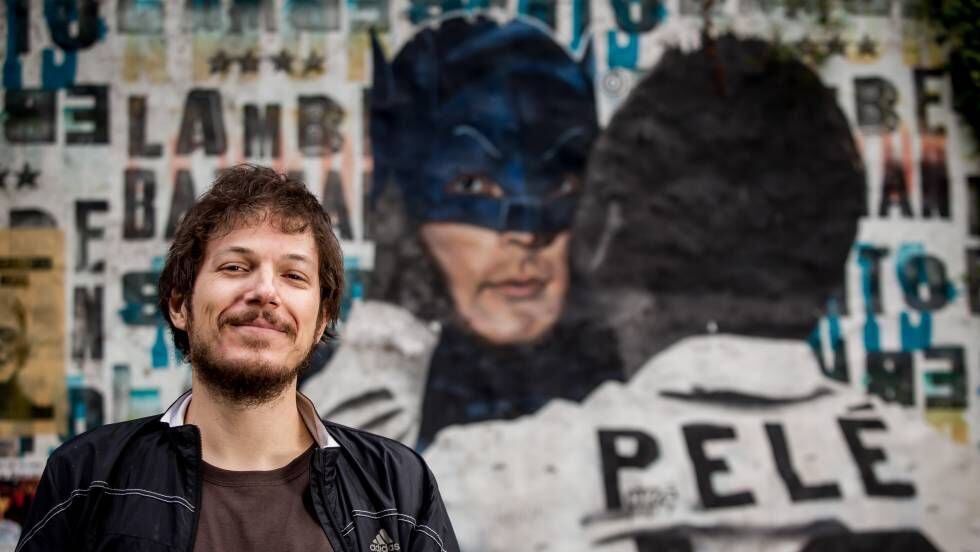 El artista Luis Bueno, en junio de 2019 en São Paulo (Brasil).