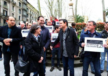 Asier Arraiz, en el centro, acompañado por otros dirigentes de la izquierda abertzale, antes de declarar en un juzgado bilbaíno el pasado 2 de abril.
