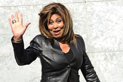 Tina Turner greeted her followers in 2011 upon arriving at an Armani show in Milan.