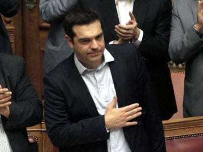 El primer ministro griego, Alexis Tsipras, durante la sesi&oacute;n en el Parlamento de Atenas.