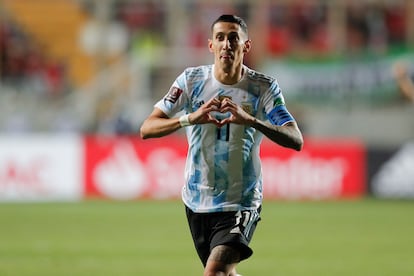 Ángel Di María celebra su gol contra Chile, durante las eliminatorias mundialistas, este jueves.