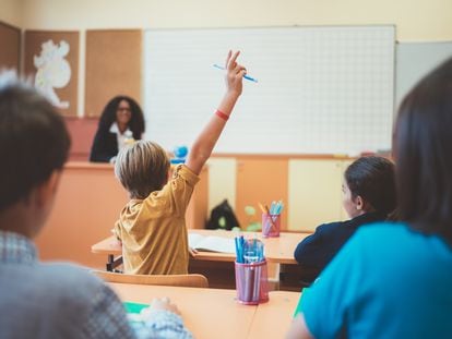 Un grupo de niños en clase.