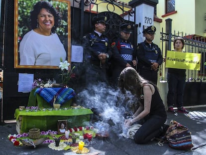 Manifestantes en la embajada de Honduras en México por el asesinato de Berta Cáceres.