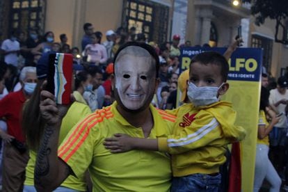 Un seguidor de Rodolfo Hernández porta una máscara del candidato presidencial populista, en Bucaramanga, municipio del que es oriundo el candidato de la Liga de Gobernantes Anticorrupción.