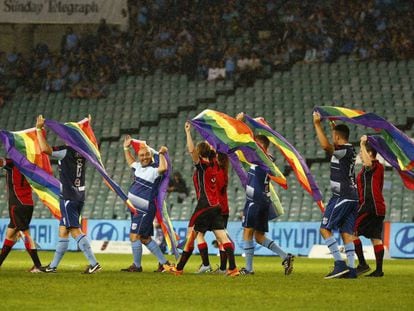 Un equipo de f&uacute;tbol gay australiano antes de un partido durante la celebracion del Mardi Gras en marzo de este a&ntilde;o
