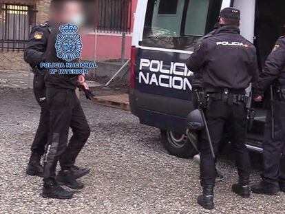 Policías con uno de miembros de una banda de cultivo y venta de droga, detenido este martes en la Región de Murcia.