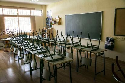 Un aula de un colegio madrileño cerrado por la pandemia de covid-19.