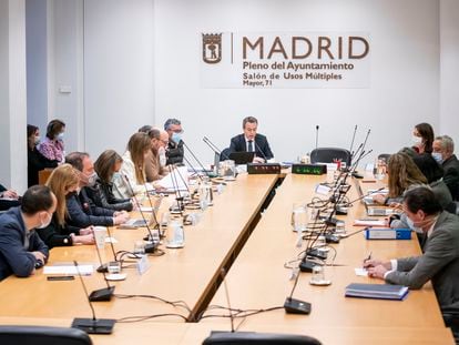 El concejal de Cs, Santiago Saura, preside la segunda sesión de la Comisión de Investigación por el presunto espionaje a la presidenta de la Comunidad de Madrid, Isabel Díaz Ayuso, en el Salón de Usos Múltiples del Edificio de Grupos Municipales.