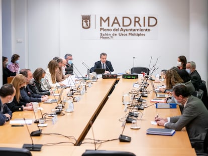 El concejal de Cs, Santiago Saura, preside la segunda sesión de la Comisión de Investigación por el presunto espionaje a la presidenta de la Comunidad de Madrid, Isabel Díaz Ayuso, en el Salón de Usos Múltiples del Edificio de Grupos Municipales.