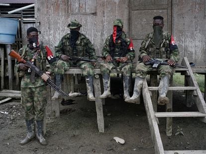 Imagen de archivo de militantes del ELN en una casa colindante al río San Juan (Colombia).