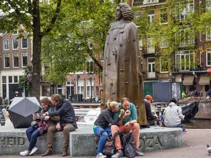 La estatua del filósofo en Ámsterdam, junto a un icosaedro, cuerpo geométrico de 20 caras que simboliza el universo como un modelo creado por la mente humana.
