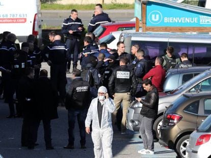 Efectivos de los cuerpos de seguridad vigilan junto al supermercado donde se atrincheró el presunto terrorista este viernes en Trèbes, Francia.