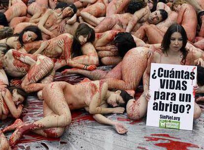Protesta de los activistas contra la industria peletera.