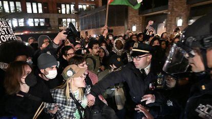 Agentes de policía detienen a estudiantes de la Universidad de Nueva York en solidaridad con los manifestantes de la Universidad de Columbia y en contra de los ataques de Israel sobre Gaza, este lunes.