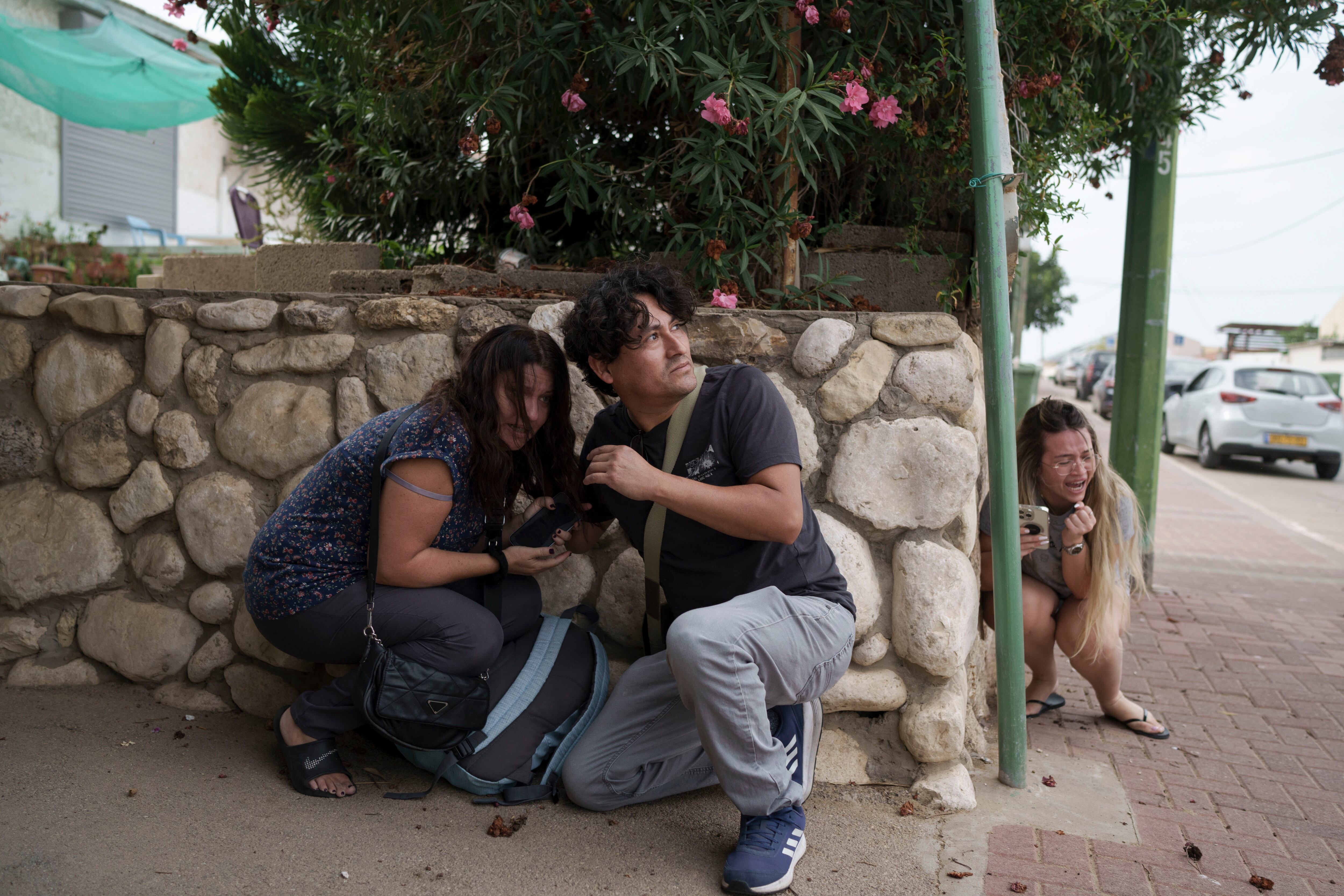 Vecinos de Ashkelon, al sur de Israel, se ponen a cubierto de un ataque con cohetes.