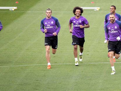 Benzema se entrena junto a sus compa&ntilde;eros en Valdebebas.