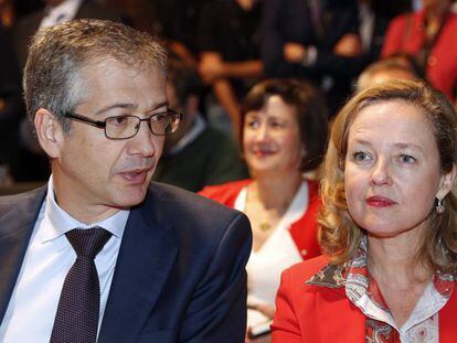 El gobernador del Banco de España, Pablo Hernández de Cos, y la ministra de Economía en funciones, Nadia Calviño.