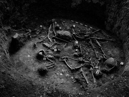 Covarrubias (Burgos), 2005. Exhumación de los restos de ocho vecinos de Quintanilla del Agua, Villalmanzo y Santa Inés asesinados y enterrados el 20 de agosto de 1936 en una fosa común entre las localidades burgalesas de Covarrubias y Hortigüela.