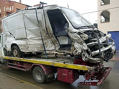 Estado en que quedó la furgoneta cuyo conductor murió en un choque que cortó la A-7 en Oropesa.