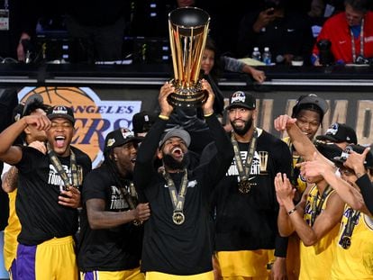 LeBron James levanta el trofeo de campeón de la Copa NBA junto a sus compañeros de equipo tras la victoria de Los Angeles Lakers contra Indiana Pacers en la final.