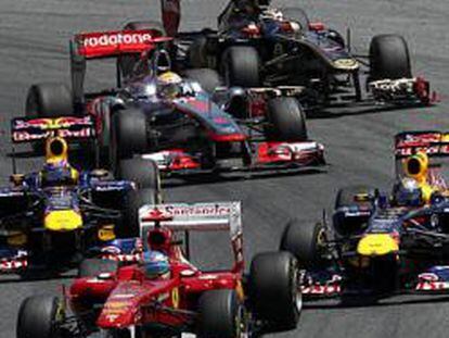 Fernando Alonso ocupa la primera posición, segundos después de darse la salida en Montmeló