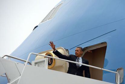 Barack Obama saluda desde el Air Force One antes de emprender rumbo a M&eacute;xico.