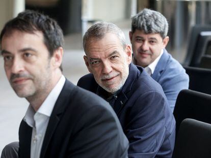El trío de escritores y guionistas Jorge Díaz (c), Antonio Mercero (d) y Agustín Martínez (i), los ganadores del Premio Planeta que se ocultaban tras el seudónimo de Carmen Mola.