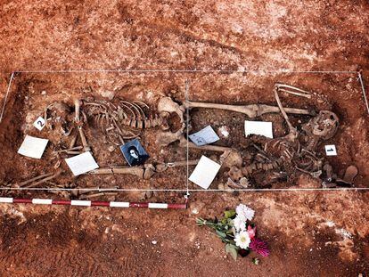 Familiares del electricista Silverio Lumbreras, enterrado en una fosa común en Soria, depositan fotos suyas y de las cartas que les envió desde prisión poco antes de morir con apenas 25 años.