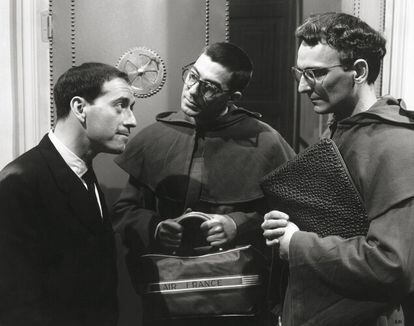 Carlos Saura y Rafael Azcona, disfrazados, con José Luis López Vázquez, en la película de Marco Ferreri 'El cochecito' (1960).