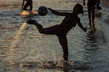 Una mujer juega con una pelota en la playa de Ipanema el 29 de enero de 2014.