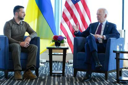 Joe Biden y Volodímir Zelenski, durante su reunión bilateral este domingo en los aledaños de la cumbre del G-7 en Hiroshima (Japón).