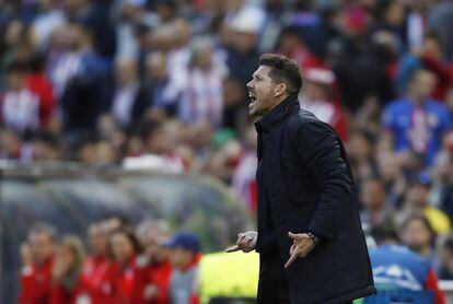 Diego Simeone, entrenador del Atlético de Madrid, da instrucciones a sus jugadores.