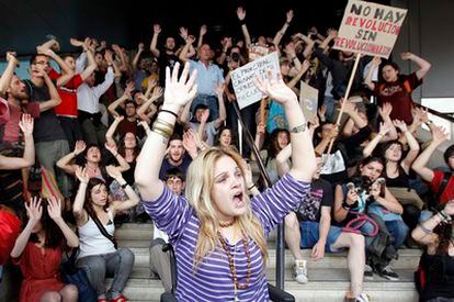 Indignados del Movimiento 15-M protestan ante un banco de Valencia
