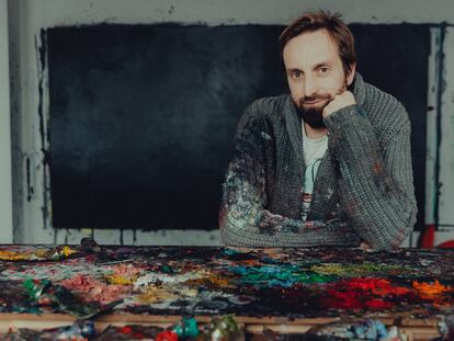 El artista Edgar Plans en su estudio de Gijón este año. 2023.