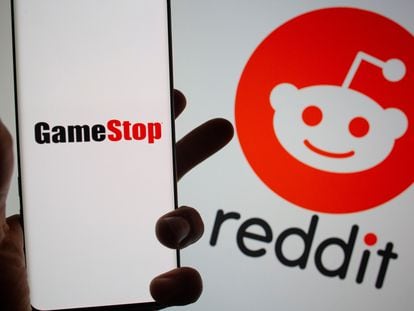 Logos de GameStop y Reddit.