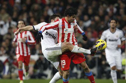 Diego Costa pugna por el bal&oacute;n con Xabi Alonso en el partido de la primera vuelta.