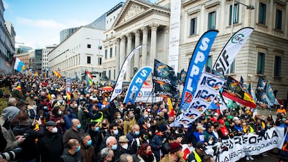 La manifestación de policías y guardias civiles contra la 'ley mordaza', celebrada el 27 de noviembre del año pasado, a su paso por el Congreso de los Diputados.