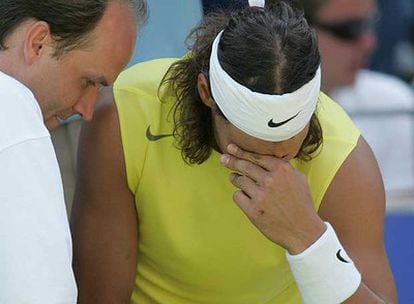 El español Rafa Nadal se vio hoy obligado a abandonar en el torneo de Sydney debido a una lesión muscular, que no debería impedirle disputar la próxima semana el Abierto de Australia, según confirmó el propio jugador.