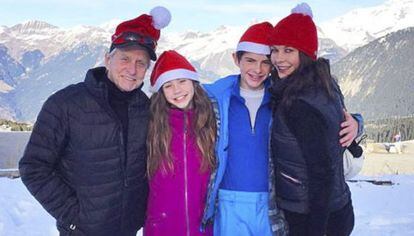 Michael Douglas y Catherine Zeta Jones junto a sus hijos: Carys Douglas y Dylan Douglas.