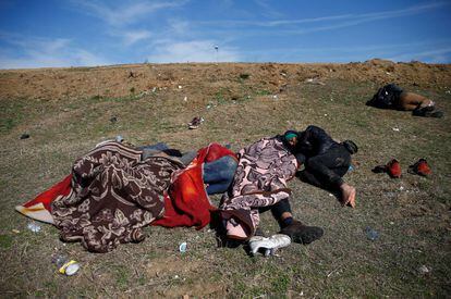 Un grupo de migrantes descansa cerca del río Tunca, en Edirne (Turquía), el 3 de marzo. 