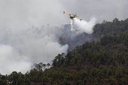 Un hidroavión trabaja sobre el incendio forestal en la zona de Guayonje en el municipio de Vilaflor, en Tenerife.