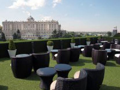 La terraza abierta al público de los apartosuites, con vistas al Palacio Real.