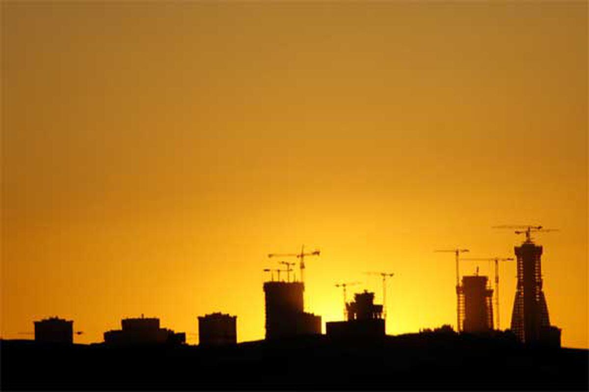 Silueta de Madrid al atardecer, con las cuatro torres en construcción Silueta de Madrid al atardecer, con las cuatro torres en construcción