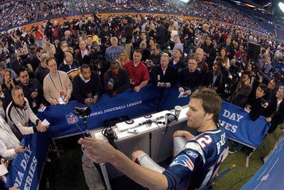 Tom Brady, de los New England Patriots, responde a la prensa en una previa del partido.