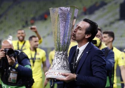 Emery besa al trofeo de la Europa League tras conquistarlo con el Villarreal.
