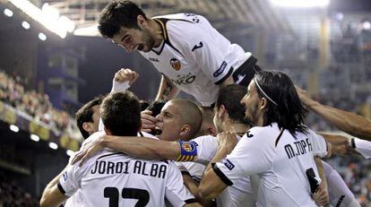 Los jugadores del Valencia celebran uno de los goles de Rami.